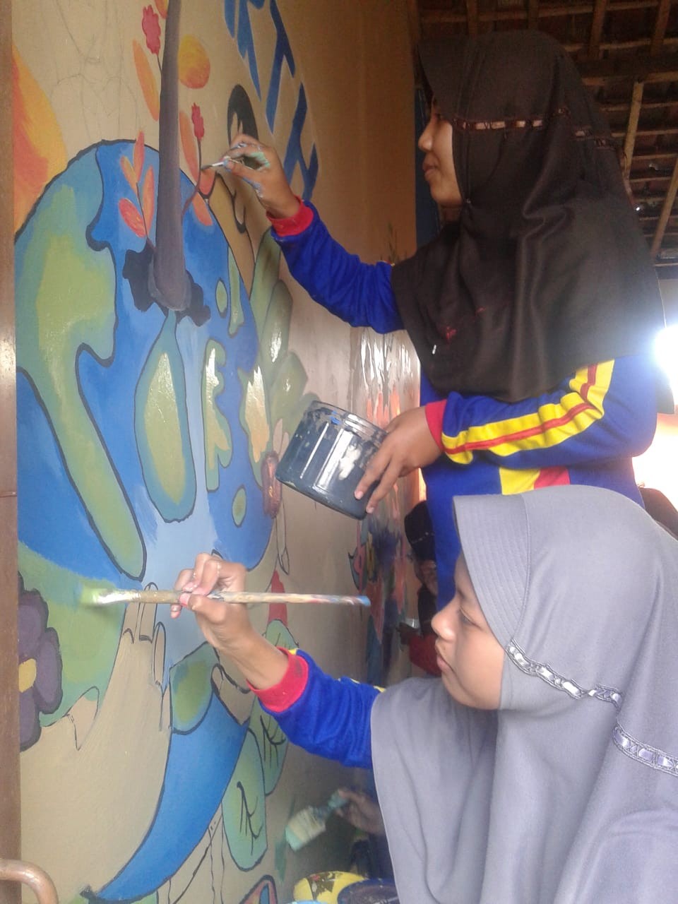 siswa-smp-n-1-mrebet-melukis-mural-bertema-lingkungan-hidup