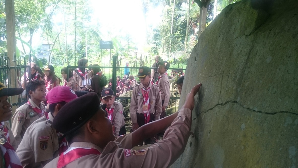 puluhan-penggalang-pelajari-situs-batu-tulis-cipaku